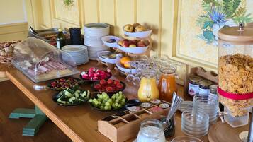 Café da manhã com buffet todos os dias mediante uma taxa