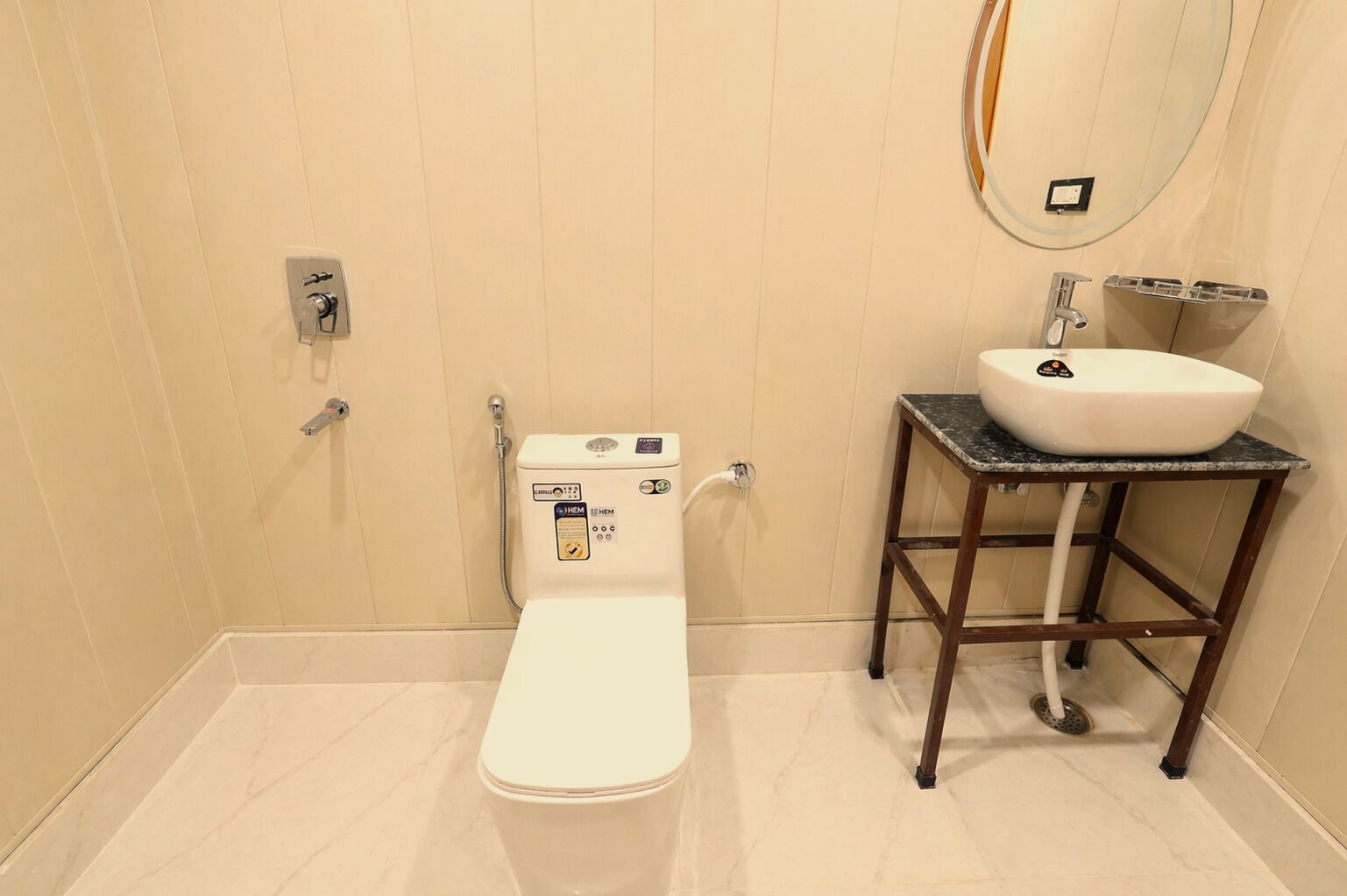 Une salle de bain avec des toilettes, un lavabo et une douche.