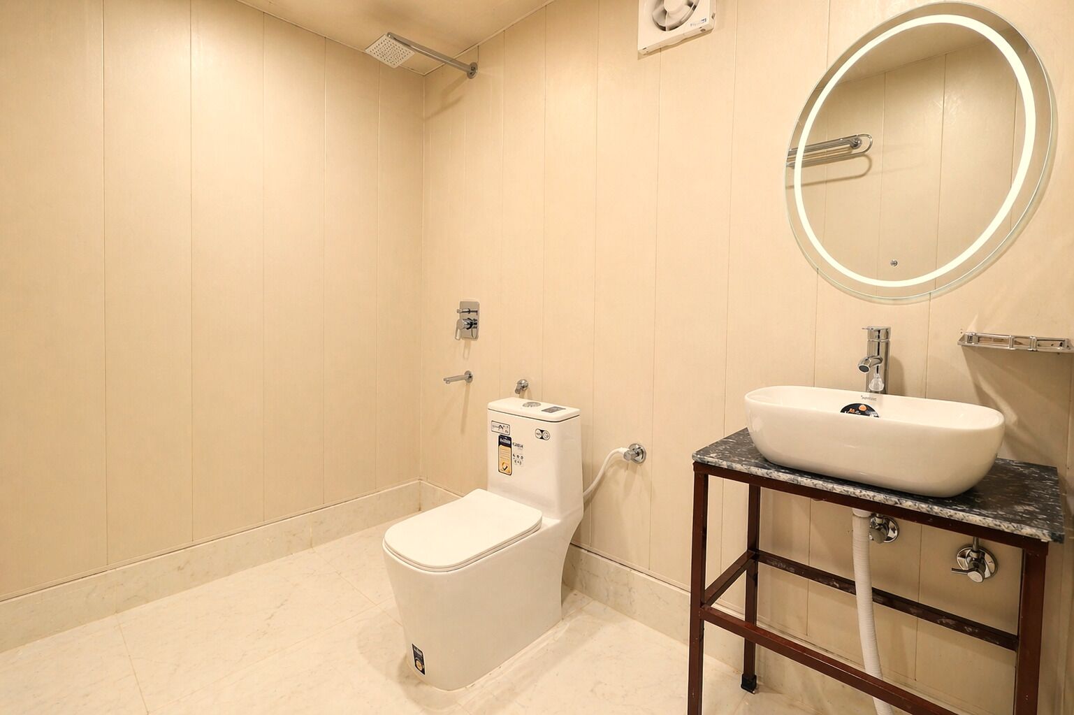 Un bagno con toilette, lavandino, specchio e doccia.