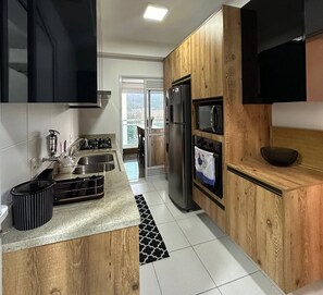 Geladeira, micro-ondas, fogão, cooktop