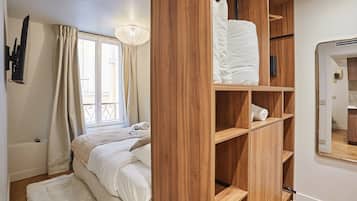 Espacio para trabajar con laptop y tabla de planchar con plancha