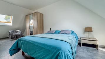 3 bedrooms, desk, iron/ironing board, travel crib