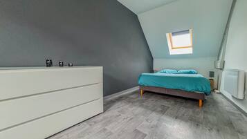 3 bedrooms, desk, iron/ironing board, travel crib