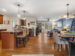 Dining - Beautiful 3 bedroom ranch home in Smyrna near the Braves stadium (Smyrna)