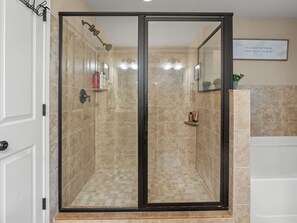 Haartrockner, Bidet, Handtücher, Seife