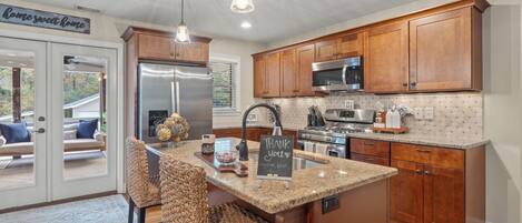 Kylskåp, mikrovågsugn, ugn och spishäll