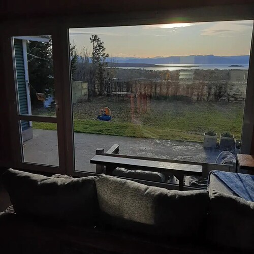 Family-Friendly Home with Lake Views, Playroom & Garden, Near Glaciers