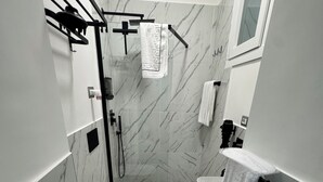 A modern bathroom with a toilet, bidet, and shower. - Apartment San Vitaliano-Naples (San Vitaliano)