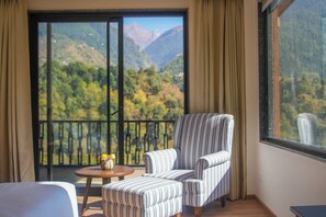 Desk, laptop workspace, soundproofing, iron/ironing board - Hotel Melcome (Manali)