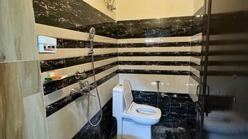 Phòng Deluxe, quang cảnh đồi núi | Phòng tắm | Buồng tắm vòi sen, khăn tắm, xà phòng, giấy vệ sinh