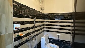 Habitación Deluxe, vista a la colina | Baño | Regadera, toallas, jabón, papel de baño