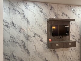 Ducha, toallas, jabón, papel higiénico