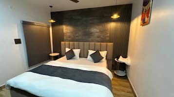 Deluxe kamer, uitzicht op heuvels | Een bureau, een laptopwerkplek, gratis wifi