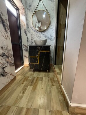 Camera Deluxe, vista collina | Bagno | Doccia, asciugamani, sapone, carta igienica