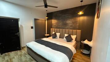 Phòng Deluxe, quang cảnh đồi núi | Bàn, khu vực làm việc phù hợp cho laptop