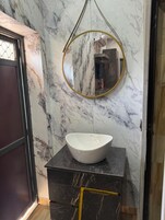 Ducha, toallas, jabón, papel higiénico