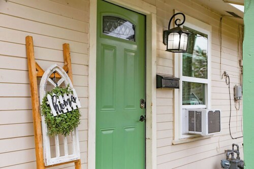 Granny’s House-A Groovy Getaway with Poker Shed! Walk to Walker Disc Golf Park!