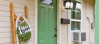 Granny’s House-A Groovy Getaway with Poker Shed! Walk to Walker Disc Golf Park!