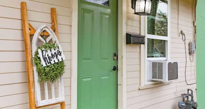 Granny’s House-A Groovy Getaway with Poker Shed! Walk to Walker Disc Golf Park!