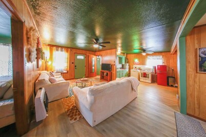 Granny’s House-A Groovy Getaway with Poker Shed! Walk to Walker Disc Golf Park!