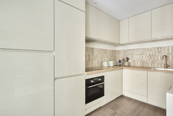 Apartment | Private kitchen | Fridge, microwave, stovetop, dishwasher - Modern 2 Bedrooms Apartment Le Marais/ Beaubourg (Paris)
