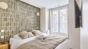 Lägenhet | Arbetsyta för laptop, strykjärn/strykbräda och sängkläder