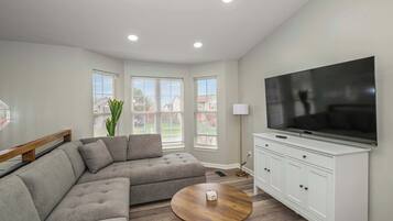 Una televisión, una oficina