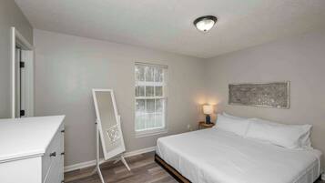 4 bedrooms, desk, iron/ironing board, travel crib