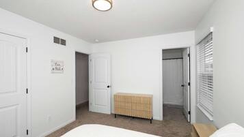 3 habitaciones, escritorio, tabla de planchar con plancha y wifi