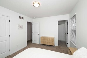 3 habitaciones, escritorio, tabla de planchar con plancha y wifi 