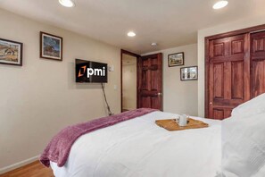 3 bedrooms, desk, iron/ironing board, travel crib