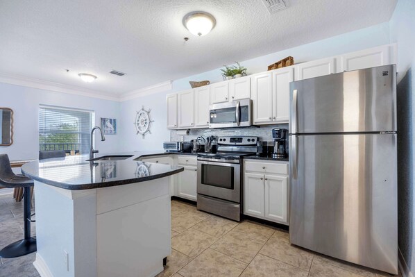 Refrigerador, microondas, horno, placa de cocina