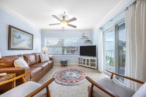 TV, offices - Ocean Hibiscus Retreat – For 8 (St. Augustine)