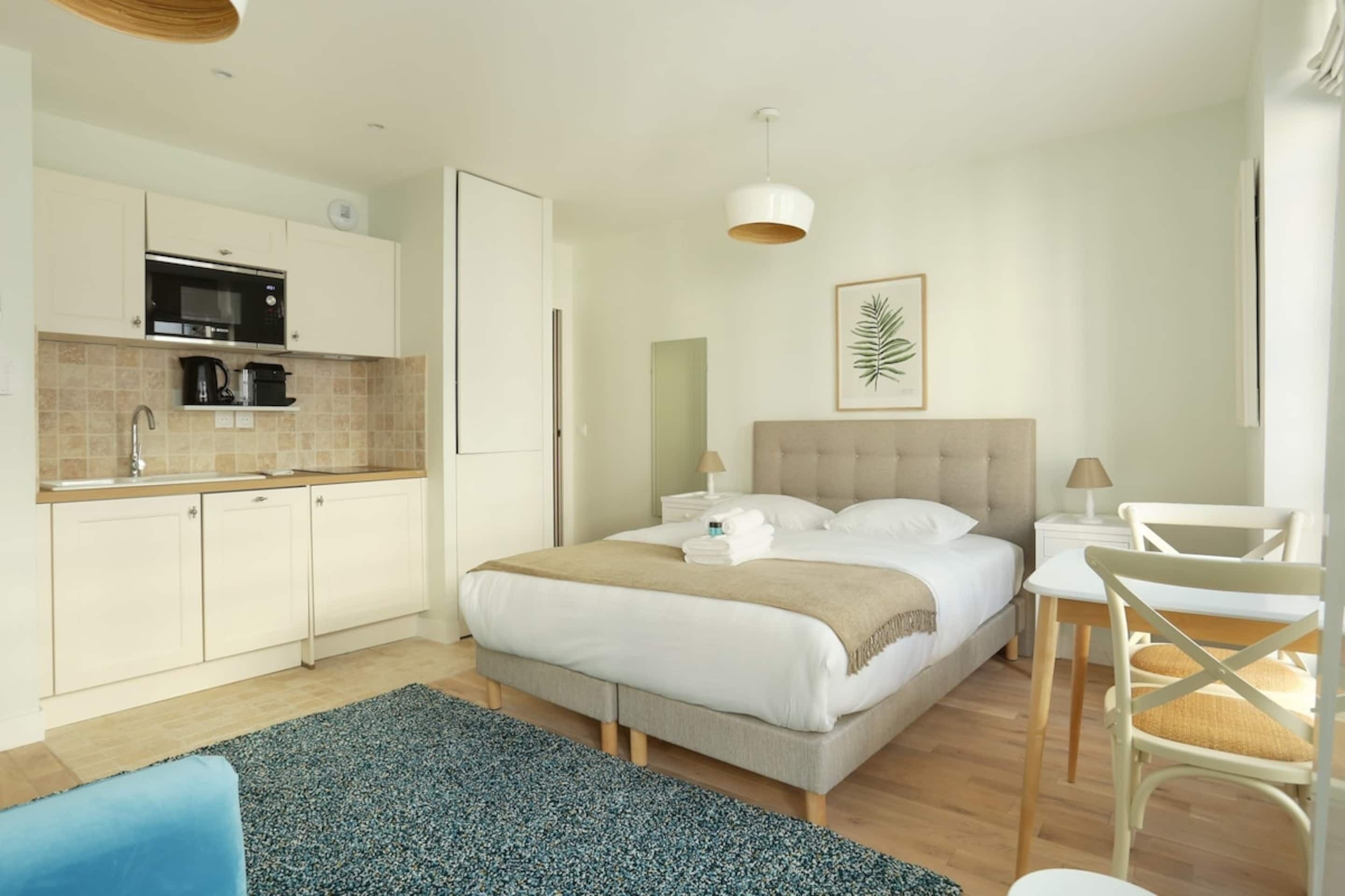 Apartment | Laptop workspace, iron/ironing board, bed sheets