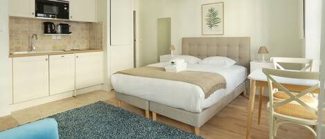 Apartamento | Espacio para trabajar con un portátil y tabla de planchar con plancha