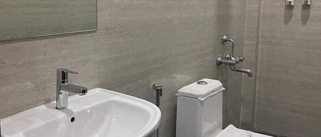 Economy Studio | Bathroom | Shower, soap, shampoo, toilet paper