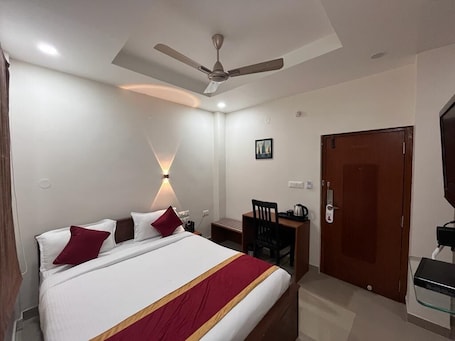 Espacio para trabajar con laptop . Hotel Royal flora Koramangala