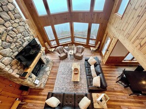 Televisión y chimenea 