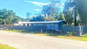 A single-story building with a flat roof, surrounded by a fence. - Great place to meet up (Gainesville)