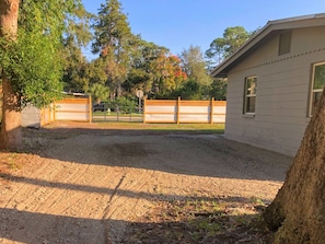 Property grounds - Great place to meet up (Gainesville)