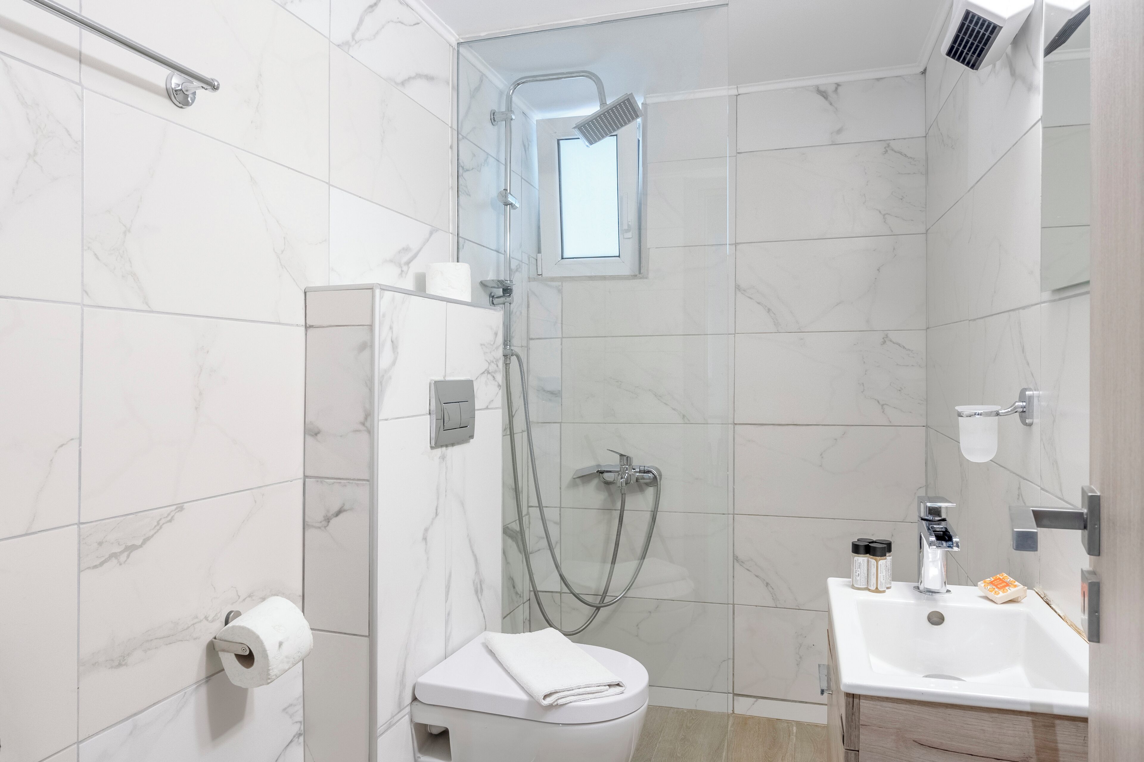 Secadora de cabello, toallas, jabón, papel de baño 