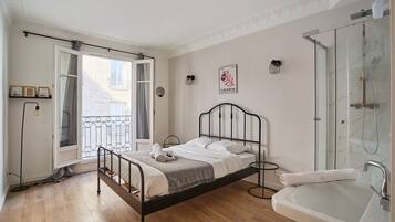 Espacio para trabajar con laptop y tabla de planchar con plancha