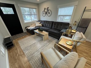 Living area - Charming 2-bedroom house with game room WiFi, AC on Cuyuna trails in Crosby (Crosby)