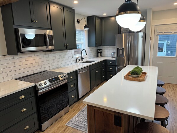 Microwave, oven, stovetop, dishwasher - Charming 2-bedroom house with game room WiFi, AC on Cuyuna trails in Crosby (Crosby)