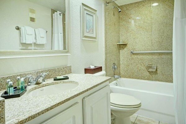 Hair dryer, towels, soap, toilet paper - Charming 2-bedroom condo in terrific Orlando with WiFi. Parking 15.00 per day   (Orlando)