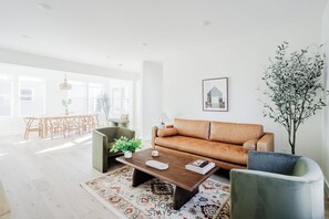 Living area - Modern 4Bed, 3 Baths 1st Floor King Bed by Oakley (Cincinnati)