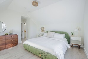 4 bedrooms, iron/ironing board, free WiFi, bed sheets - Modern 4Bed, 3 Baths 1st Floor King Bed by Oakley (Cincinnati)