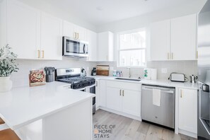 Fridge, microwave, oven, stovetop - Modern 4Bed, 3 Baths 1st Floor King Bed by Oakley (Cincinnati)