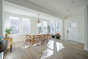 Interior - Modern 4Bed, 3 Baths 1st Floor King Bed by Oakley (Cincinnati)