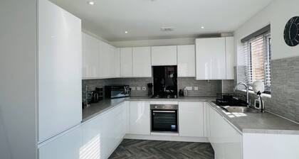 Stunning 3-Bedroom Detached House in Grimsby